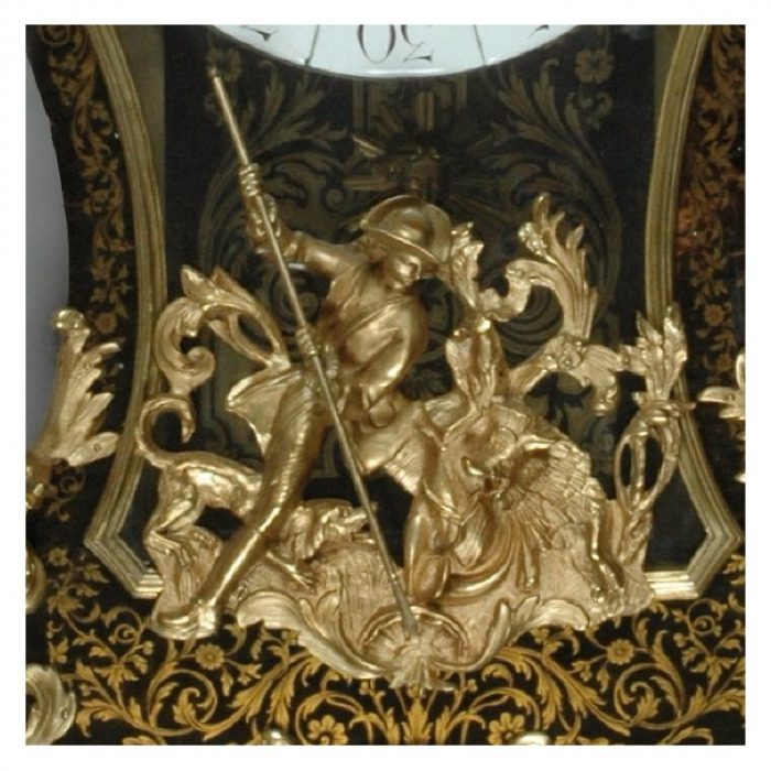 AN 18TH CENTURY LOUIS XV ORMOLU MOUNTED STAINED HORN AND BOULLE MARQUETRY BRACKET CLOCK. BY FERRIER, PARIS. CIRCA1745.