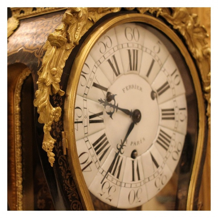 AN 18TH CENTURY LOUIS XV ORMOLU MOUNTED STAINED HORN AND BOULLE MARQUETRY BRACKET CLOCK. BY FERRIER, PARIS. CIRCA1745.