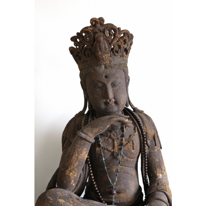 A RARE GILT-LACQUERED WOOD CARVED SEATED FIGURE OF GUANYIN QING DYNASTY, 18TH CENTURY