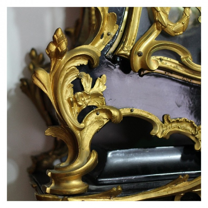 AN 18TH CENTURY LOUIS XV, GILT BRONZE, BLACK LACQUER CARTEL SIGNED MUSSON A ORLEANS. CIRCA 1765.