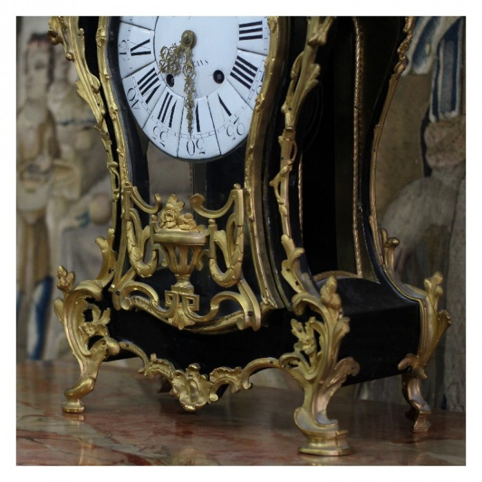 AN 18TH CENTURY LOUIS XV, GILT BRONZE, BLACK LACQUER CARTEL SIGNED MUSSON A ORLEANS. CIRCA 1765.