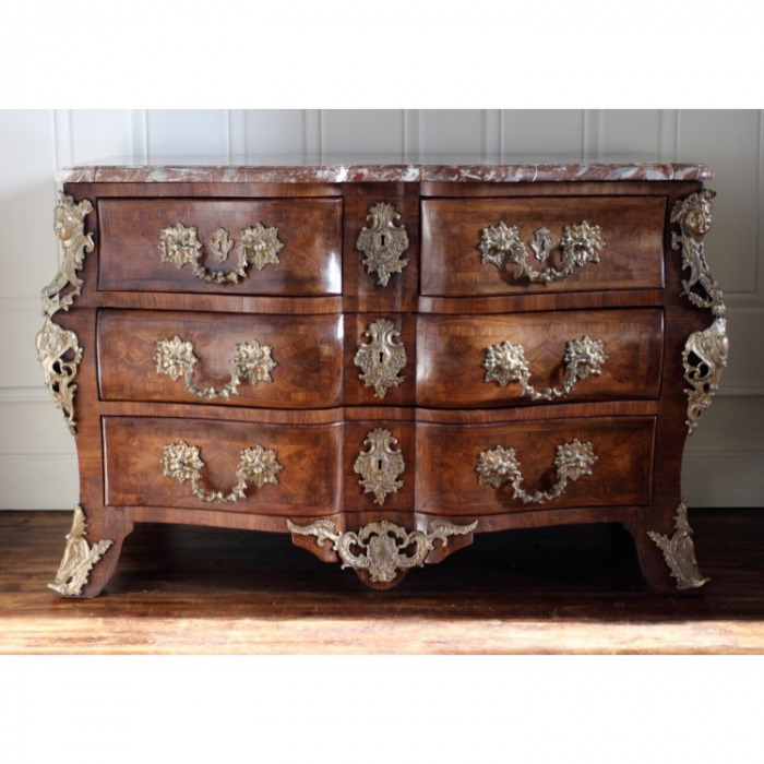 18TH CENTURY, REGENCE, ORMOLU-MOUNTED ARC-EN-ARBALÈTE KINGWOOD PARQUETRY COMMODE. ATTRIBUTED TO ETIENNE DOIRAT. CIRCA 1725