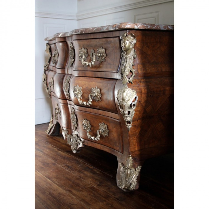 18TH CENTURY, REGENCE, ORMOLU-MOUNTED ARC-EN-ARBALÈTE KINGWOOD PARQUETRY COMMODE. ATTRIBUTED TO ETIENNE DOIRAT. CIRCA 1725